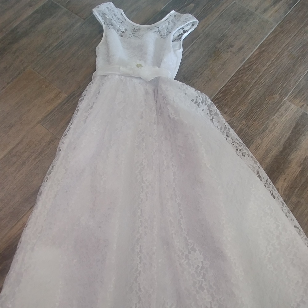 Girls lace dress.